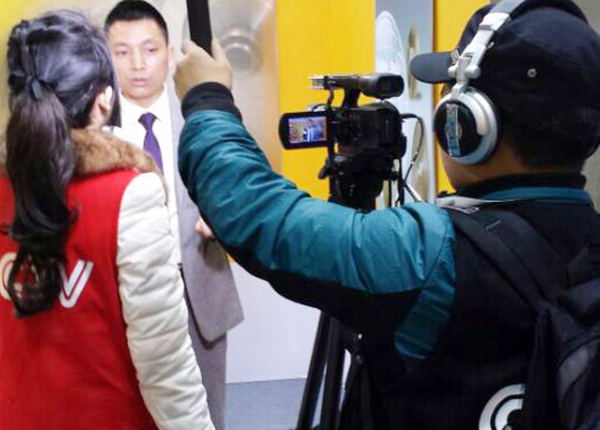 接受采訪 接受采訪